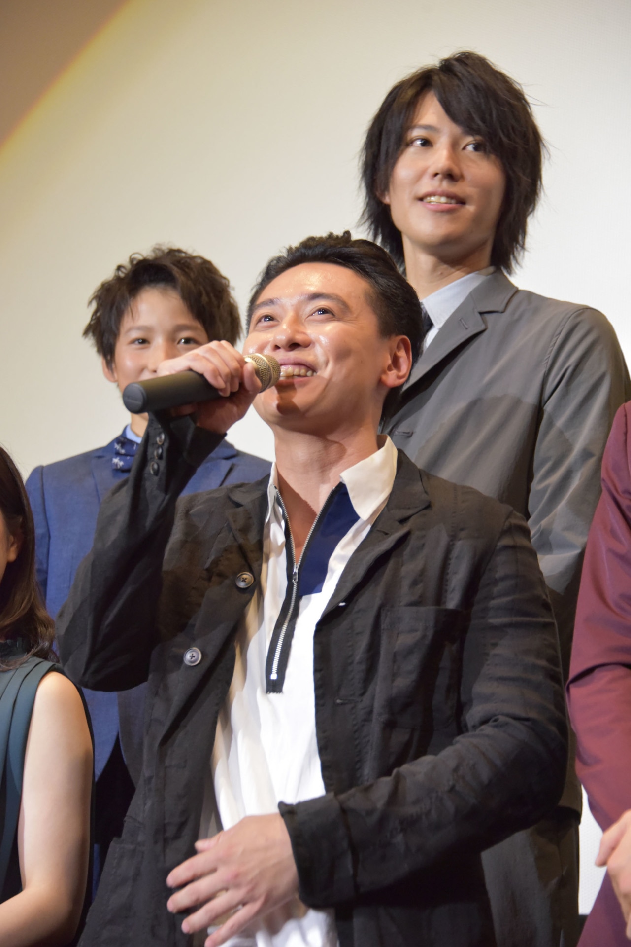 石垣佑磨（手前）