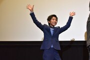 ファンに手を振る田口翔大。