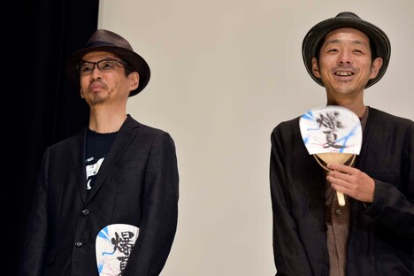 左から石井岳龍、宮藤官九郎。