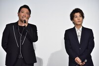 左から別所哲也、岩田剛典。