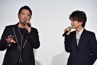 左から別所哲也、岩田剛典。