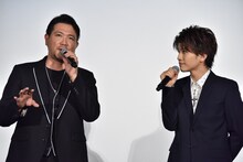 左から別所哲也、岩田剛典。