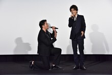 ひざまずく別所哲也（左）。