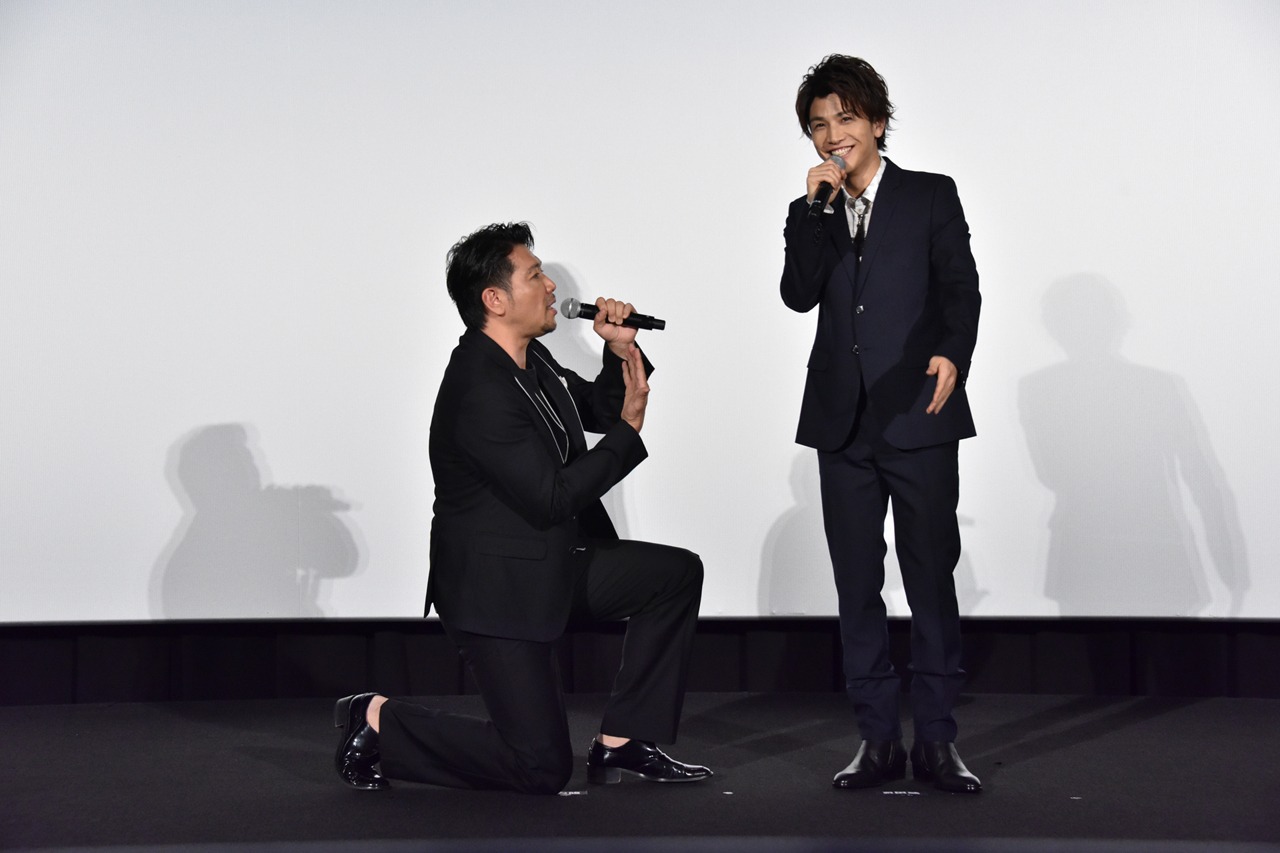 ひざまずく別所哲也（左）。