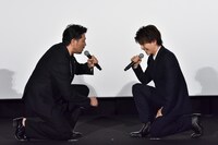 ひざまずいて向かい合う別所哲也（左）と岩田剛典（右）。