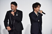 左から別所哲也、岩田剛典。