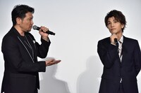 左から別所哲也、岩田剛典。
