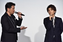 左から別所哲也、岩田剛典。