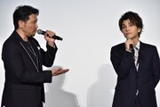 左から別所哲也、岩田剛典。