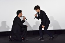 別所哲也（左）にひざまずかれ、慌てる岩田剛典（右）。