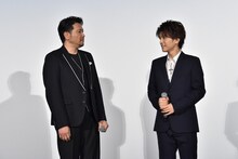 左から別所哲也、岩田剛典。