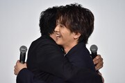 別所哲也と抱き合う岩田剛典(右)。