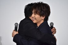 別所哲也（左）とハグする岩田剛典（右）。