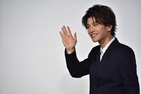 手を振る岩田剛典。