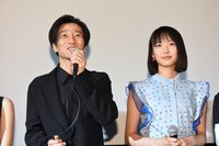 左から津田寛治、駒井蓮。
