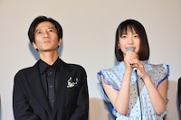 左から津田寛治、駒井蓮。