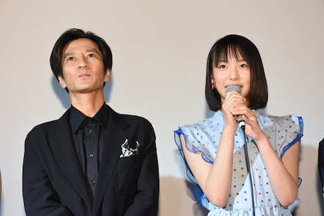 左から津田寛治、駒井蓮。