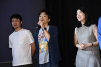 左から戸田彬弘、道尾秀介、筒井真理子。