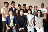 「名前」初日舞台挨拶の様子。左上から時計回りに戸田彬弘、池田良、木嶋のりこ、勧修寺保都、金澤美穂、田村泰二郎、川瀬陽太、筒井真理子、駒井蓮、津田寛治、道尾秀介。