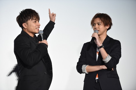 左から白濱亜嵐、片寄涼太。