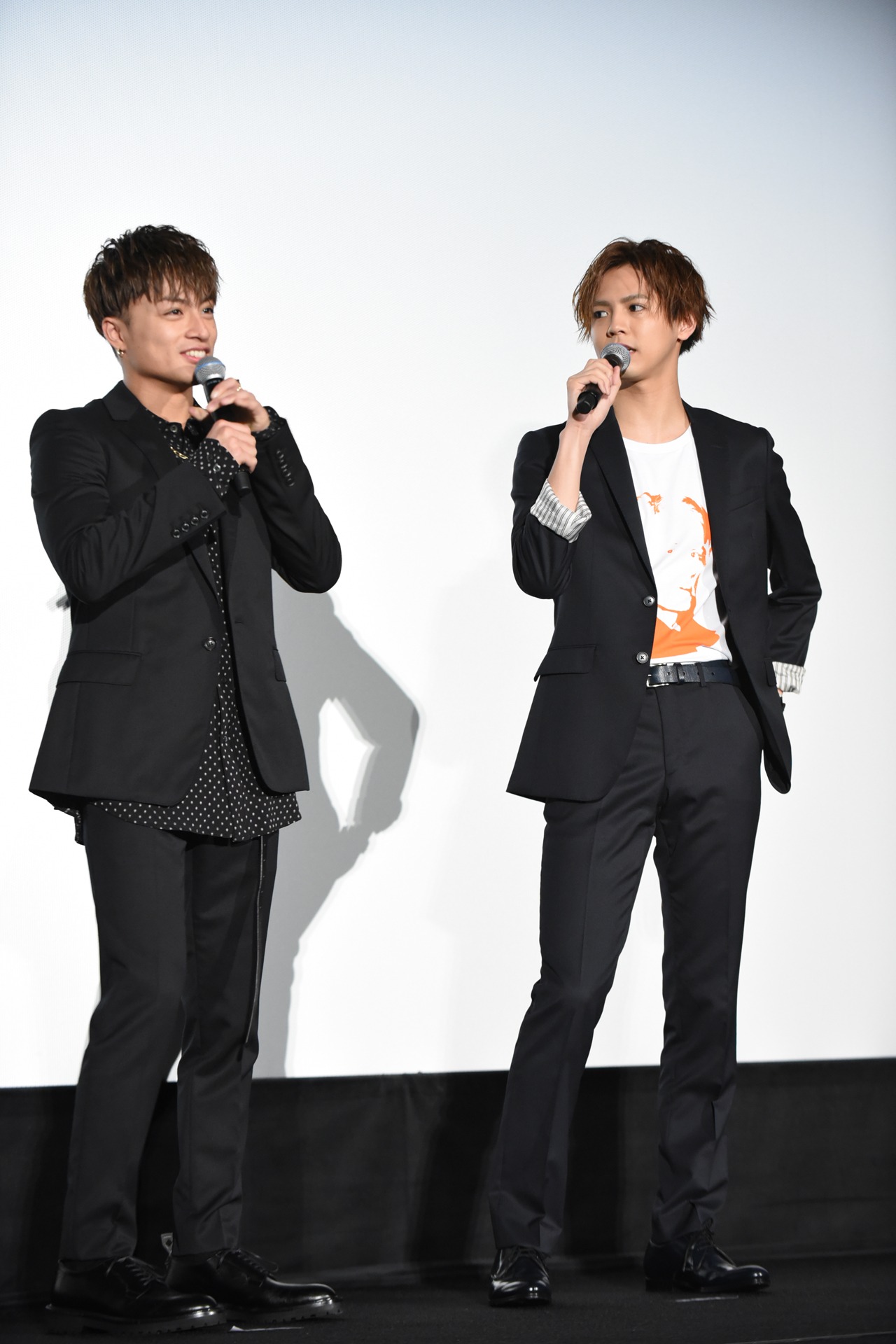左から白濱亜嵐、片寄涼太。