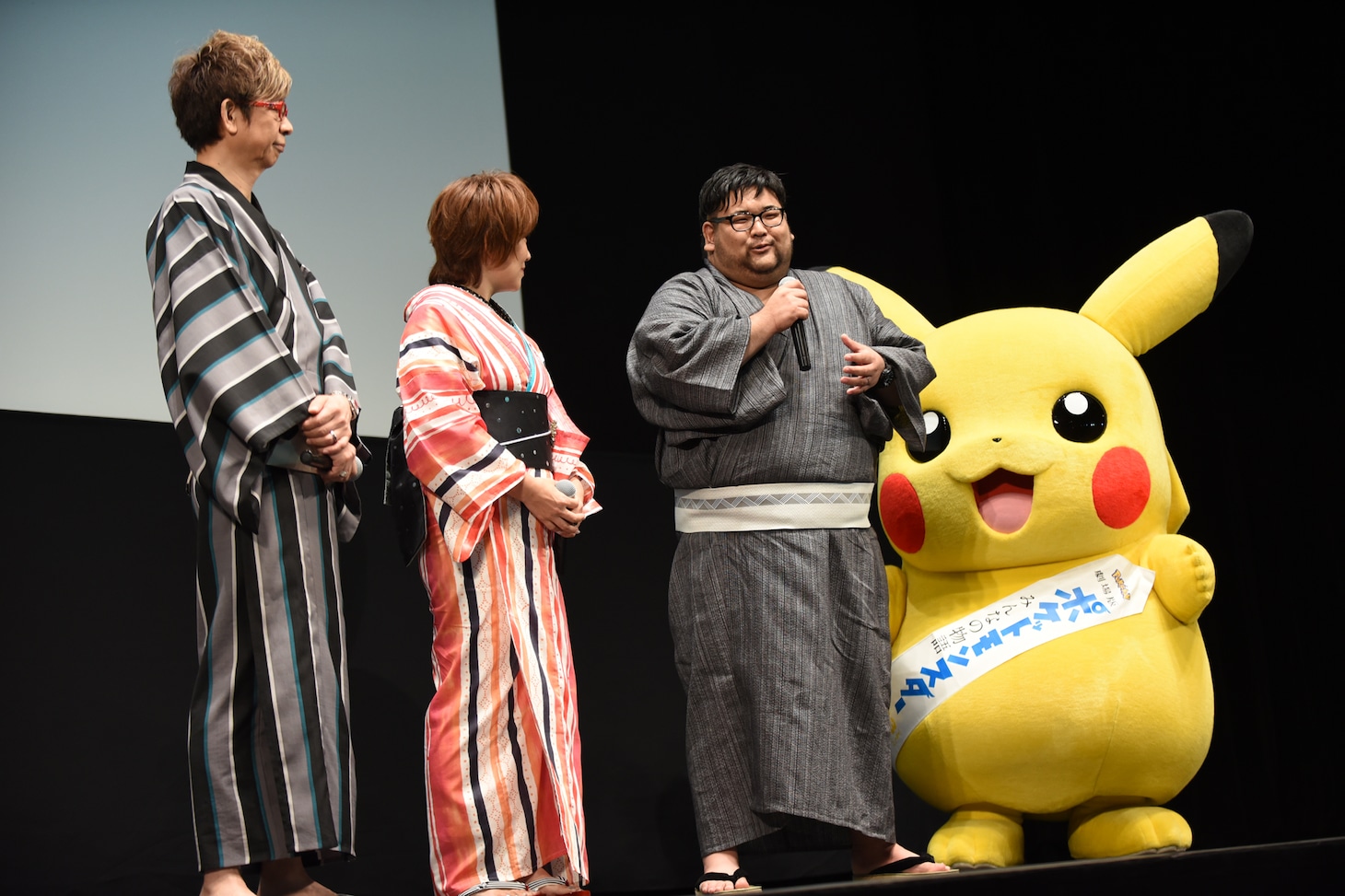 左から山寺宏一、松本梨香、矢嶋哲生、ピカチュウ。