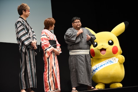 左から山寺宏一、松本梨香、矢嶋哲生、ピカチュウ。