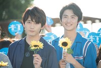 左から水石亜飛夢、岐洲匠。
