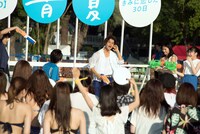 水鉄砲の集中攻撃を受け、びしょ濡れになった佐野勇斗（中央）。