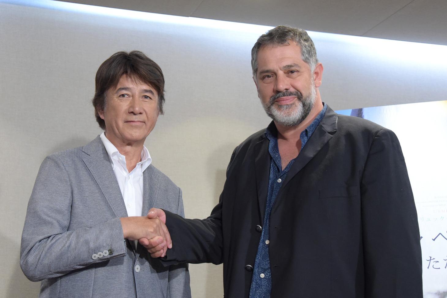 握手を交わす草刈正雄（左）とリュック・ジャケ（右）。