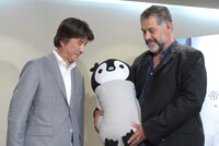 ぺんたのぬいぐるみを見るリュック・ジャケ（右）と草刈正雄（左）。