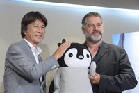 ぺんたのぬいぐるみを持つリュック・ジャケ（右）と草刈正雄（左）。