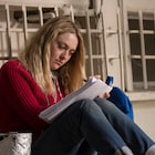 ダコタ・ファニングが脚本を書く姿など収めた「500ページの夢の束」新写真5枚