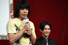 峯田和伸（手前）と千葉雄大（奥）。