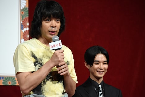 峯田和伸（手前）と千葉雄大（奥）。