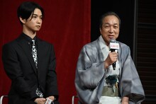 左から千葉雄大、小日向文世。