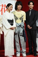 左から石原さとみ、峯田和伸、千葉雄大。