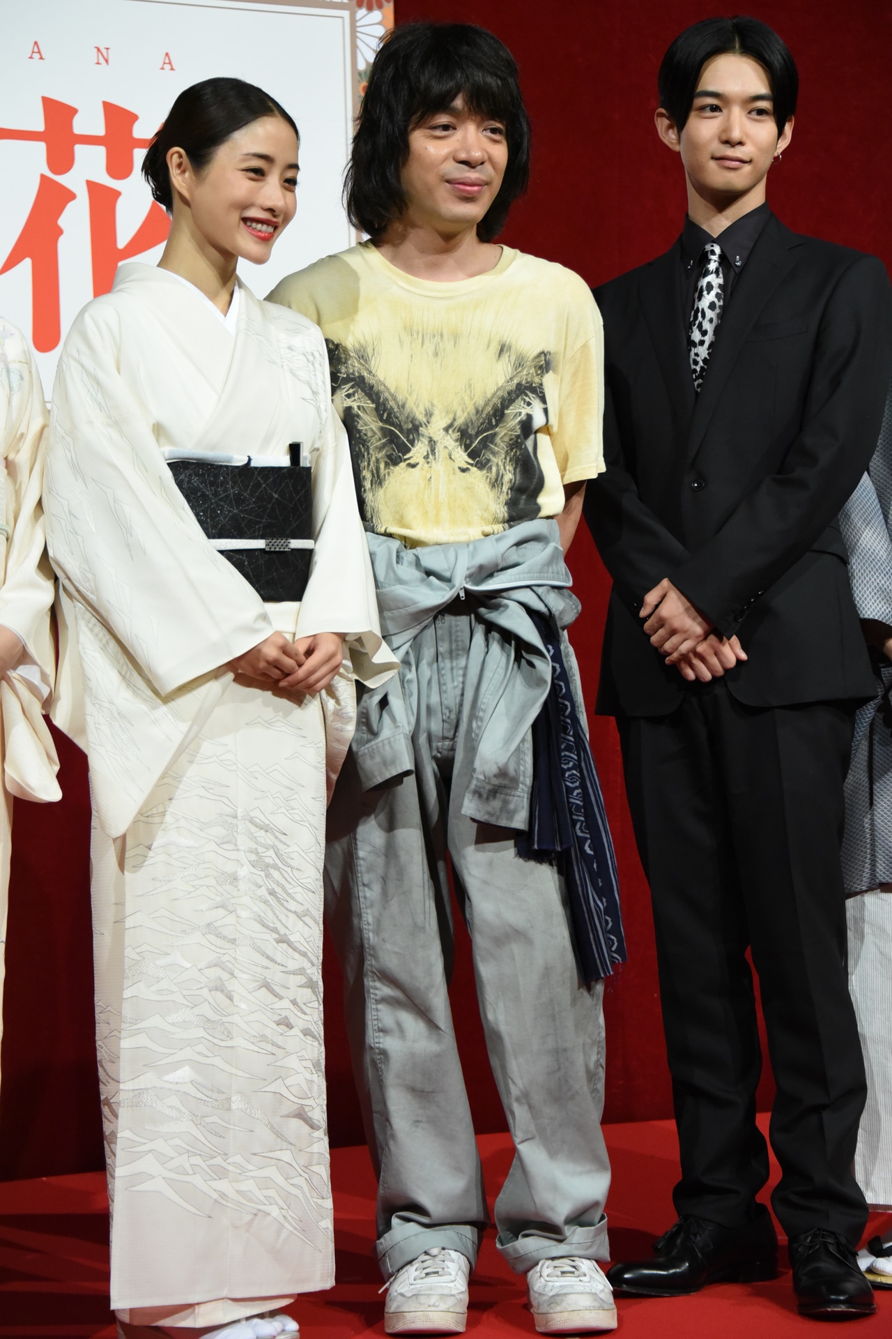 左から石原さとみ、峯田和伸、千葉雄大。