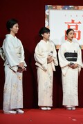 左から戸田菜穂、芳根京子、石原さとみ。