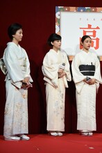 左から戸田菜穂、芳根京子、石原さとみ。