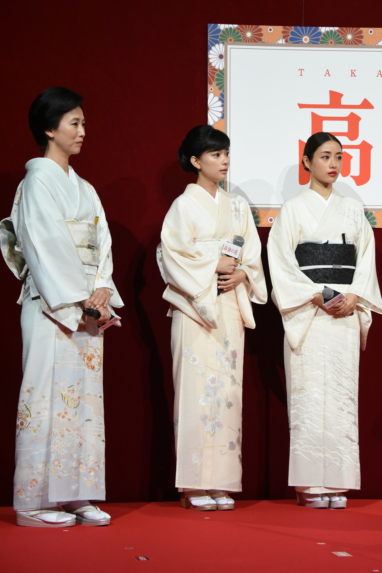 左から戸田菜穂、芳根京子、石原さとみ。