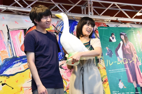 羽賀翔一（左）にちょっかいを出す池田エライザ（右）。