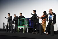 箱に向けてCO2を噴射しようとするキャストたち。