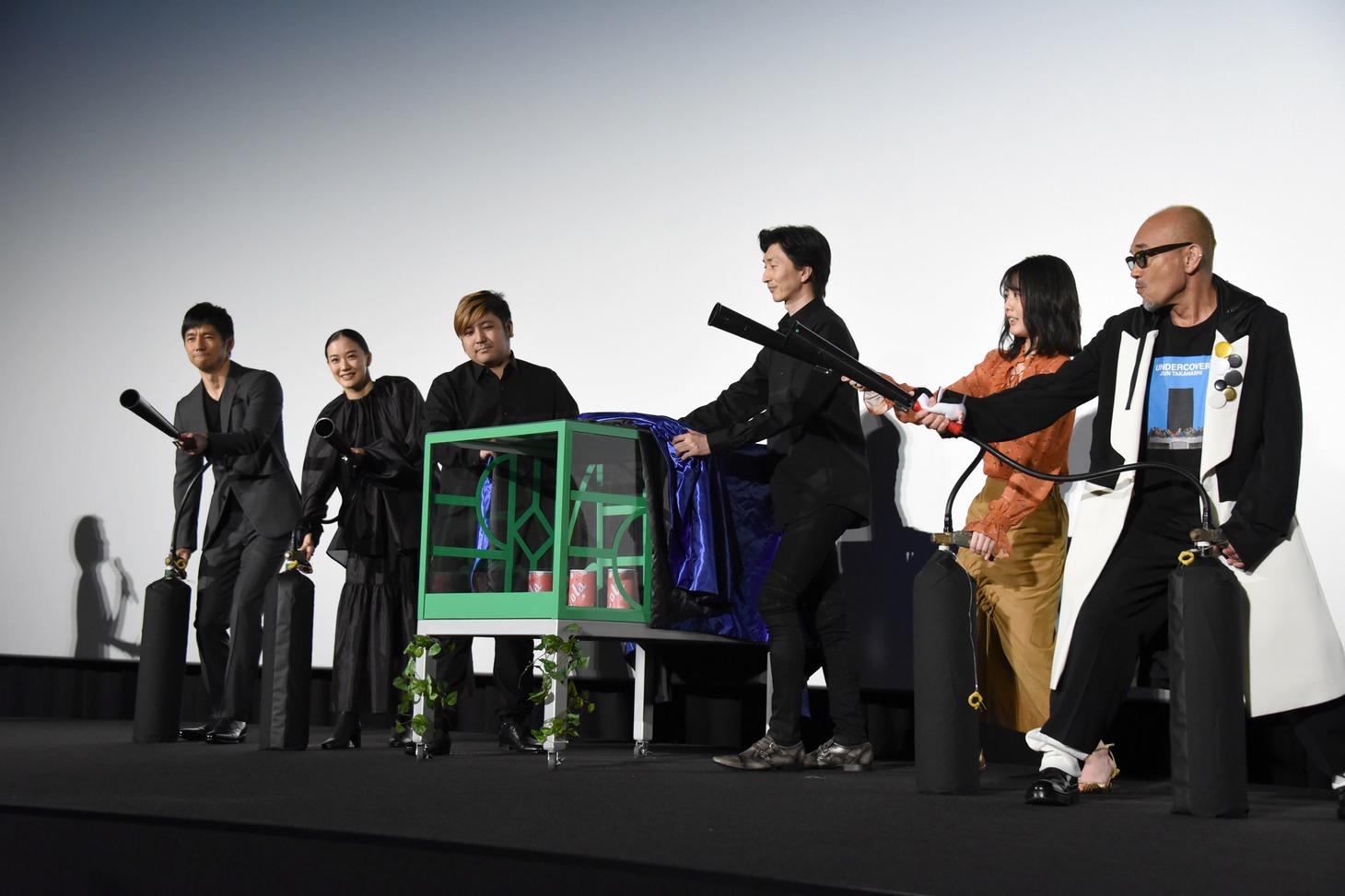 箱に向けてCO2を噴射しようとするキャストたち。