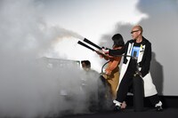 箱に向けてCO2を噴射するキャストたち。