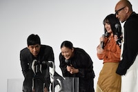 ペンギンに興味津々のキャストたち。