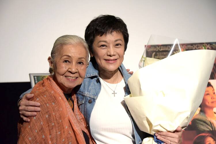 シルヴィア チャンが監督 主演作引っさげ来日 ワダエミから祝福受ける 映画ナタリー シルヴィア チャンが監督 主演作引っさげ来日 ワダエミから祝福受ける 映画ナタリー