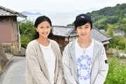 日曜劇場「この世界の片隅に」より、近江佳代役の榮倉奈々(左)と江口浩輔役の古舘佑太郎(右)。