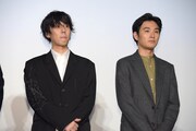 左から野田洋次郎、松田龍平。
