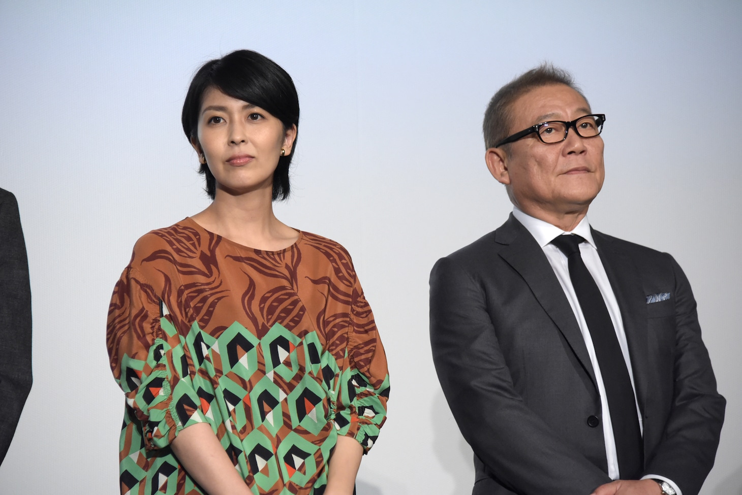 左から松たか子、國村隼。